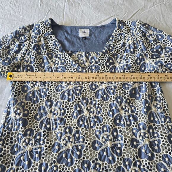 Cabi Embroidered V-Neck Eyelet Lace Top Sz S Blue White Short Sleeve Minimalist - Picture 5 of 8